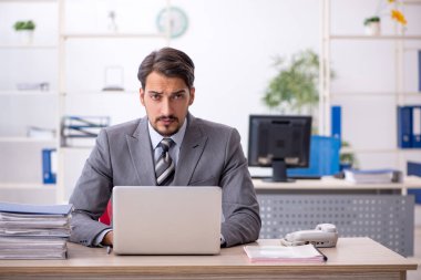 Ofiste çalışan genç işadamı.