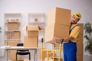 Genç erkek müteahhit evde yer değiştiriyor.