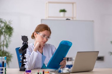 Genç kadın kimyager uyuşturucu sentezi konsepti