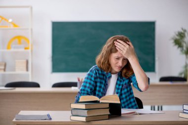 Sınava hazırlanan genç kız öğrenci.