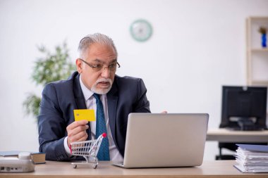 Eski erkek çalışan e-ticaret konsepti