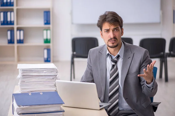 Jeune homme d'affaires employé et trop de travail au bureau — Photo