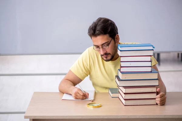 Junge männliche Schüler bereiten sich im Klassenzimmer auf Prüfungen vor — Stockfoto