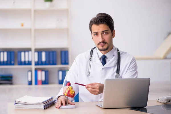 Young male doctor cardiologist working in the clinic — Stock Photo, Image