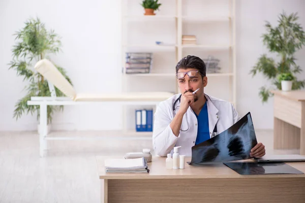 Jonge mannelijke arts radioloog werkzaam in de kliniek — Stockfoto