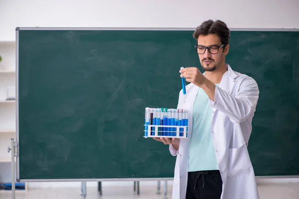 黒板の前にいた若い男性化学者 — ストック写真