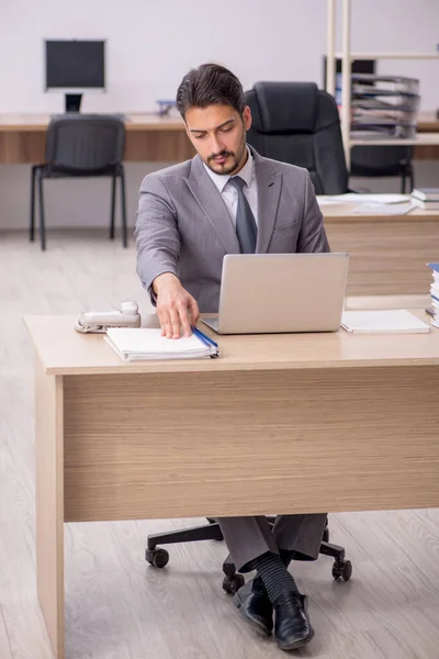 Jeune employé masculin travaillant au bureau — Photo