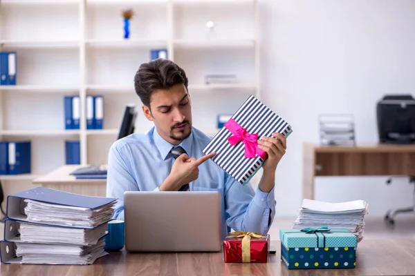 Jeune employé masculin célébrant son anniversaire sur le lieu de travail — Photo