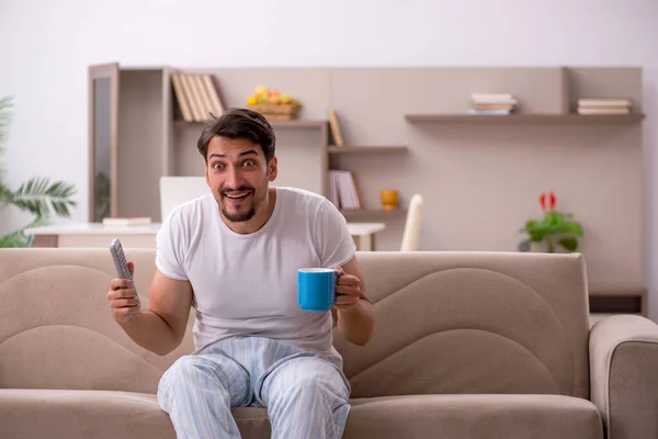 Jeune étudiant assis à la maison pendant la pandémie — Photo