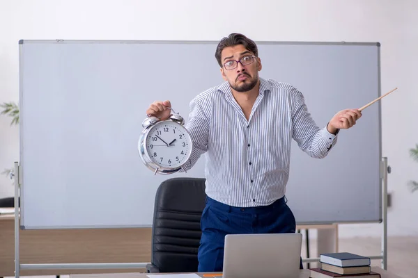 Mladý muž učitel v konceptu řízení času — Stock fotografie