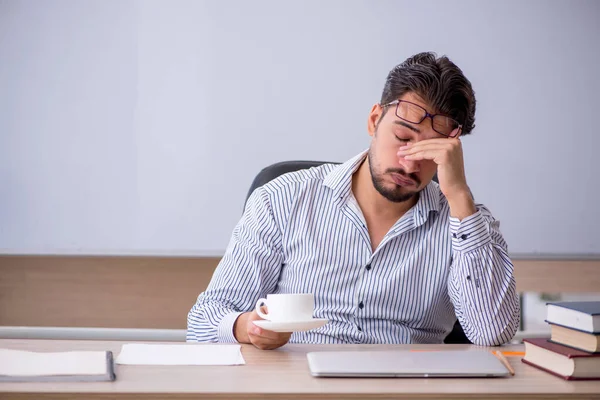 Joven profesor de café durante el descanso — Foto de Stock