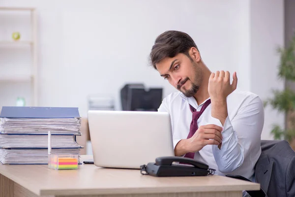 Giovane dipendente maschile che lavora in ufficio — Foto Stock