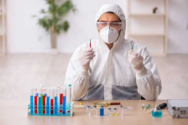 Jonge mannelijke chemicus in vaccinatieconcept tijdens pandemie — Stockfoto
