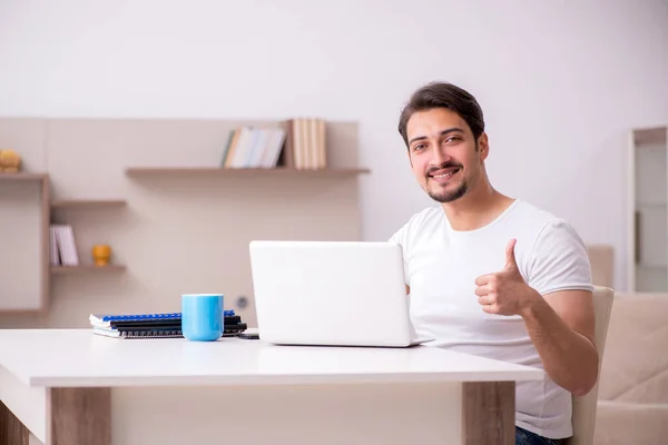 Joven freelancer masculino trabajando desde casa —  Fotos de Stock