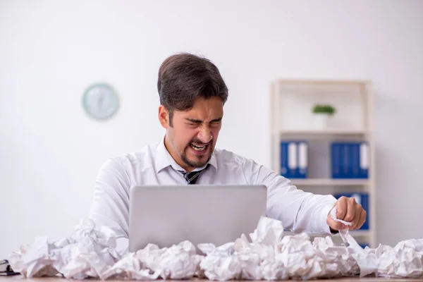 Giovane dipendente maschile nel concetto di brainstorming — Foto Stock