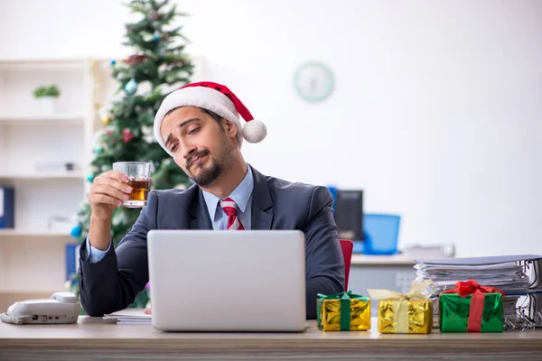 Молодий чоловік працівник святкує Різдво на робочому місці — стокове фото