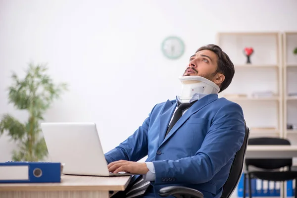 Junge Nackenverletzung männlicher Angestellter im Büro — Stockfoto