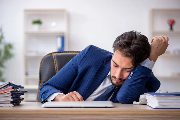 Молодий працівник надзвичайно втомився в офісі — стокове фото