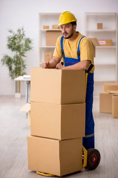 Jonge mannelijke aannemer doet verhuizing — Stockfoto