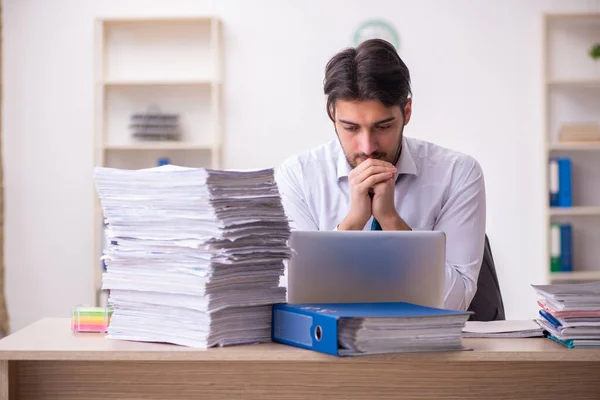 Jovem empresário empregado infeliz com excesso de trabalho no escritório — Fotografia de Stock