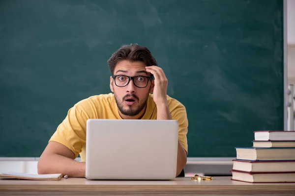 Junge männliche Studenten im Telestudie-Konzept — Stockfoto