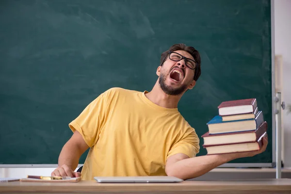 Junge männliche Schüler bereiten sich im Klassenzimmer auf Prüfungen vor — Stockfoto