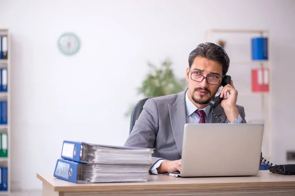 Giovane dipendente maschile che lavora in ufficio — Foto Stock