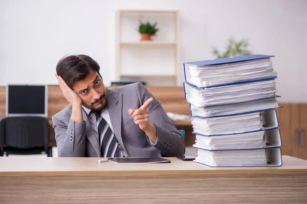 Junge männliche Angestellte unzufrieden mit exzessiver Arbeit im Büro — Stockfoto