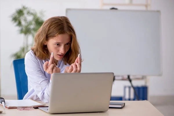 Jonge vrouwelijke chemicus werkt in het lab — Stockfoto