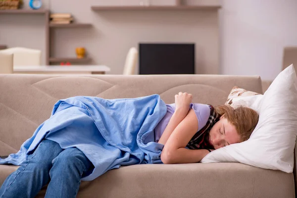 Jonge vrouw die thuis lijdt — Stockfoto