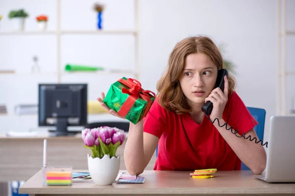 Joven diseñadora que celebra la Navidad en la oficina — Foto de Stock