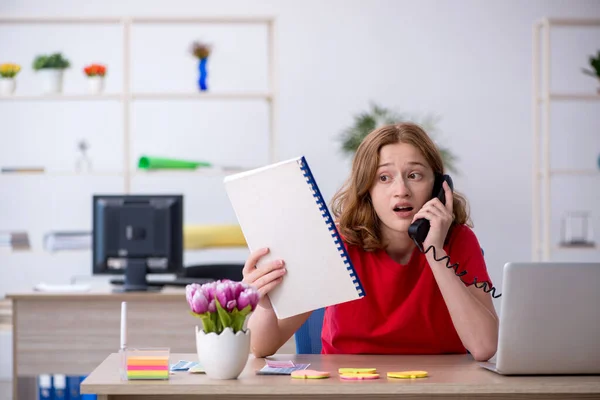 Giovane designer donna che lavora in ufficio — Foto Stock