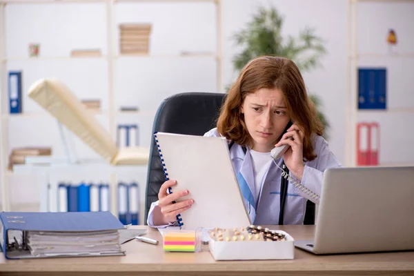 Jeune femme médecin travaillant à la clinique — Photo