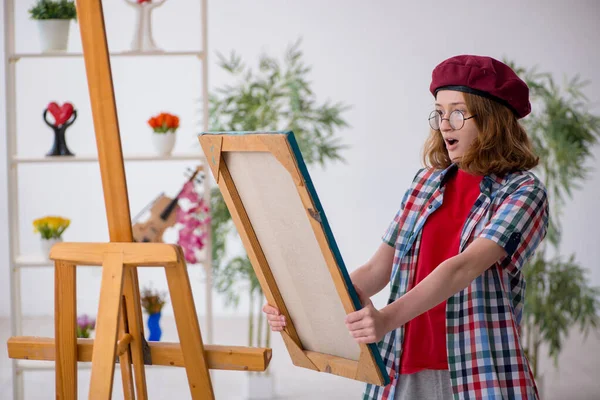 Junges Mädchen genießt Malerei zu Hause — Stockfoto