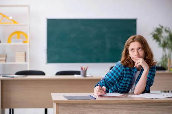 Jovem estudante se preparando para o exame em sala de aula — Fotografia de Stock