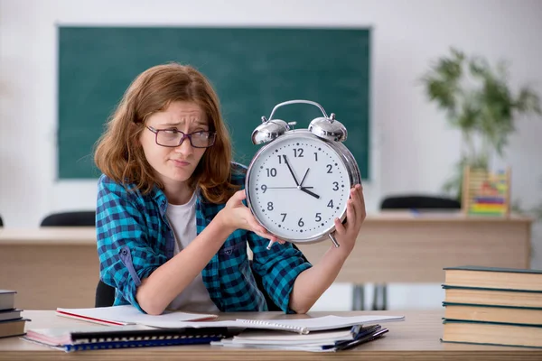 Νεαρή φοιτήτρια στην έννοια διαχείρισης του χρόνου — Φωτογραφία Αρχείου