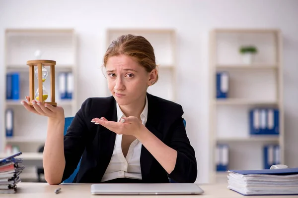 Joven empleada en concepto de gestión del tiempo —  Fotos de Stock