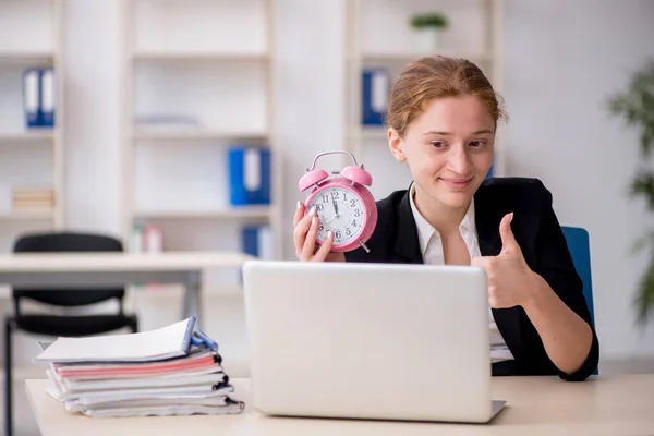 Giovane dipendente donna nel concetto di gestione del tempo — Foto Stock