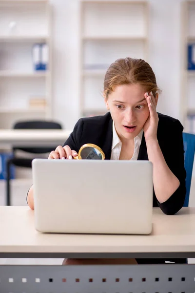 Young female employee working in the office — Stock Photo, Image