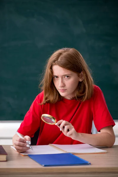Молодая студентка готовится к экзаменам в классе — стоковое фото