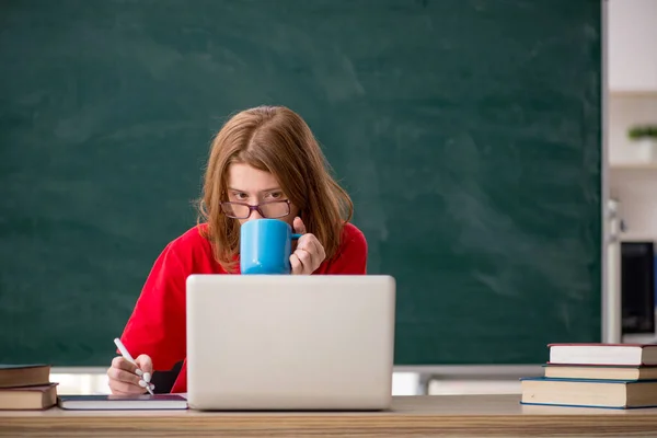 Giovane studentessa che si prepara per gli esami in classe — Foto Stock