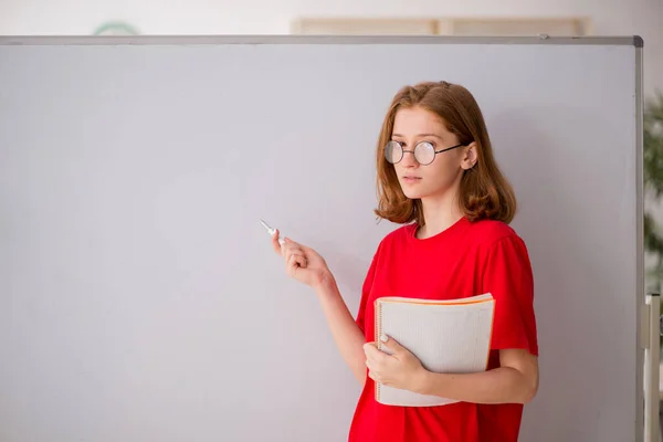 Fiatal női hallgató készül vizsgák az osztályteremben — Stock Fotó