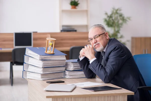 Věk mužský zaměstnanec v konceptu time managementu — Stock fotografie