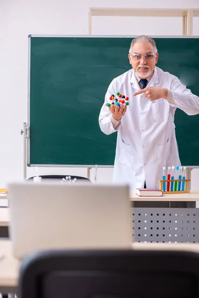 Old male teacher chemist in the classroom — Stock Photo, Image