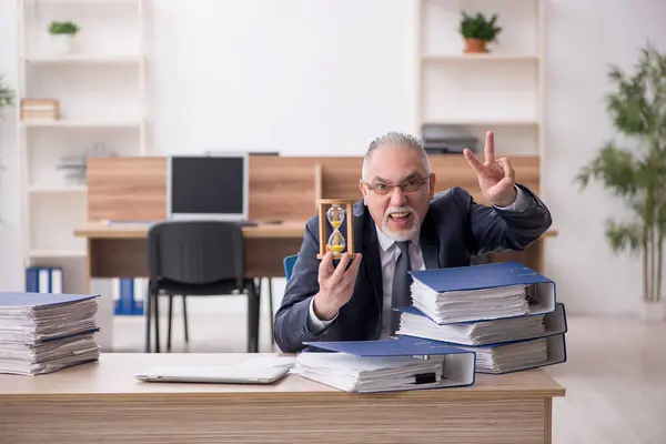 Hombre anciano empleado en concepto de gestión del tiempo — Foto de Stock