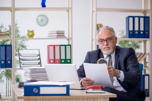 Gammal manlig anställd och för mycket arbete på kontoret — Stockfoto