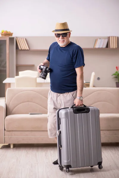Velho se preparando para a viagem em casa — Fotografia de Stock
