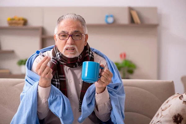 Viejo que sufre en casa — Foto de Stock