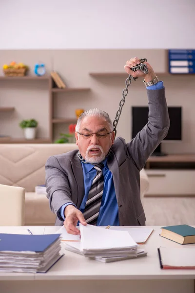 Oude mannelijke werknemer die thuis werkt tijdens een pandemie — Stockfoto