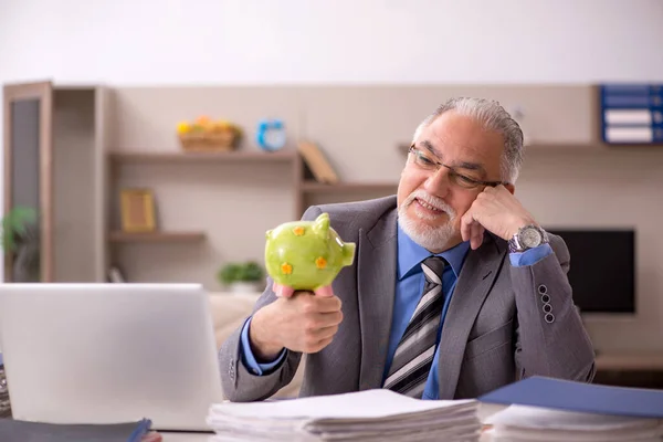 Oude mannelijke werknemer in pensioenconcept tijdens pandemie — Stockfoto